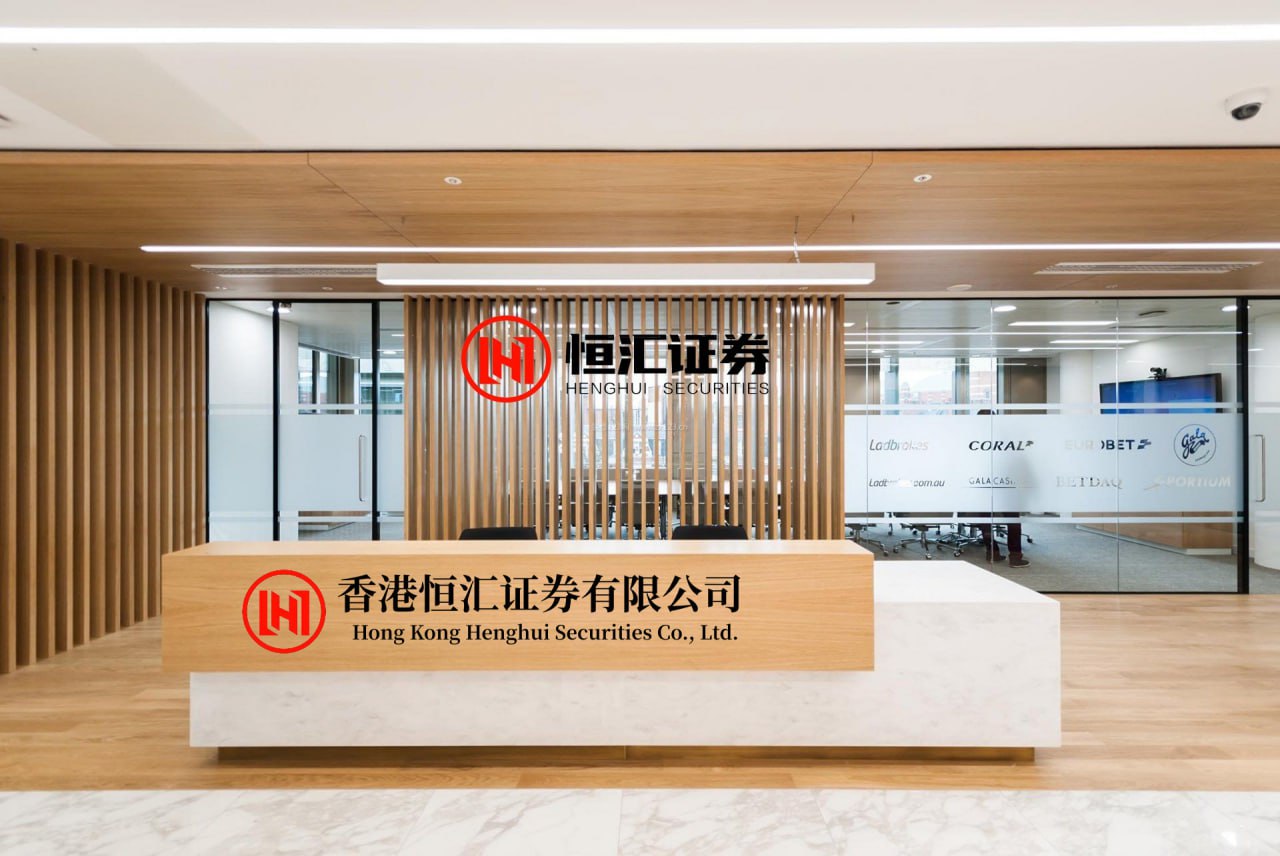 股融通 气温还35℃，别急着穿秋装！把针织马甲穿搭学明白，降温直接照搬